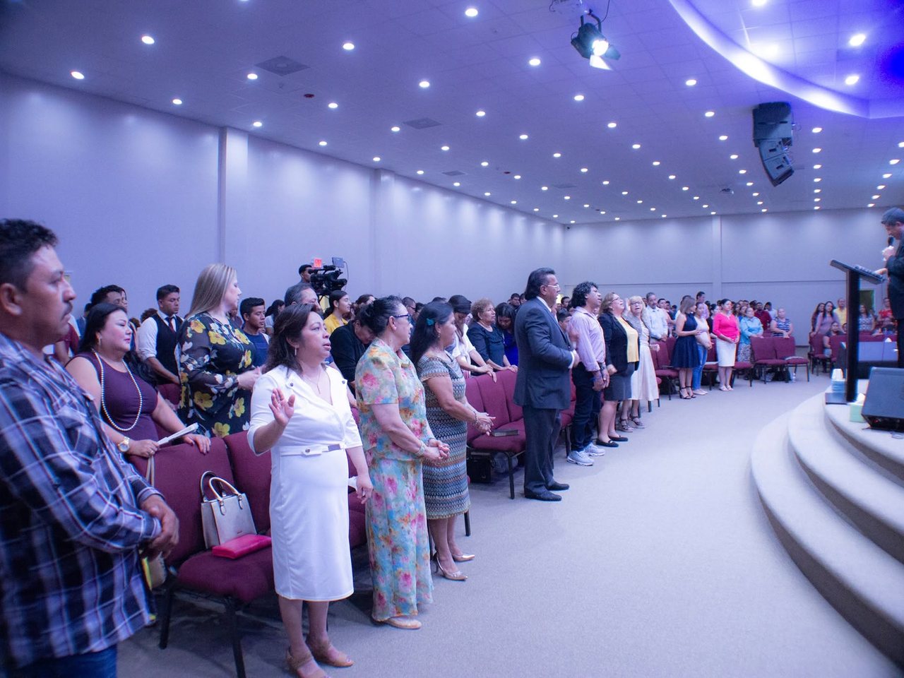 Congregación Luz a las Naciones en adoración