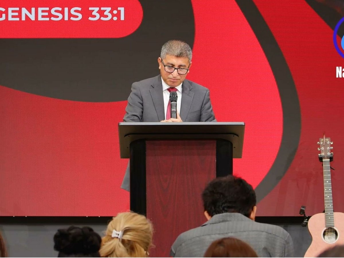 Pastor Jacob Miron predicando